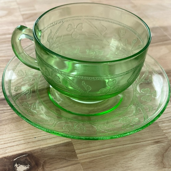 Rare Vintage 1930’s Hazel Atlas Uranium Glass Tea Cup and Saucer Shamrock Motif - Picture 2 of 10